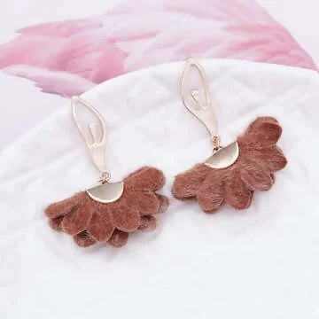 絨毛芭蕾舞裙&times;吊墜耳環