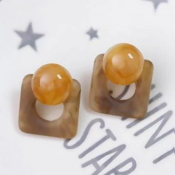 半圓琥珀色鏤空方塊&times;吊墜耳環