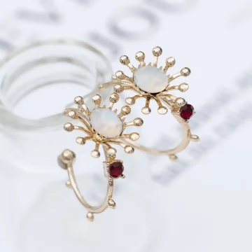 白晶花朵紅寶C字&times;耳環