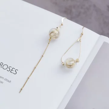 金屬鏤空玻璃球&times;不對稱吊墜耳勾