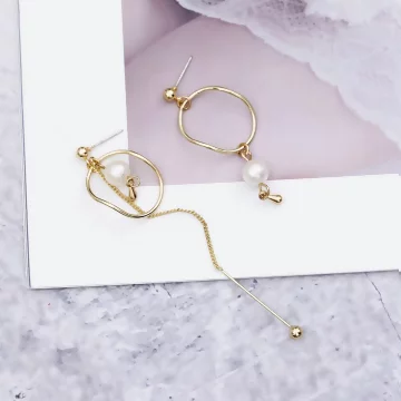 圓弧霧面珍珠&times;不對稱吊墜耳環
