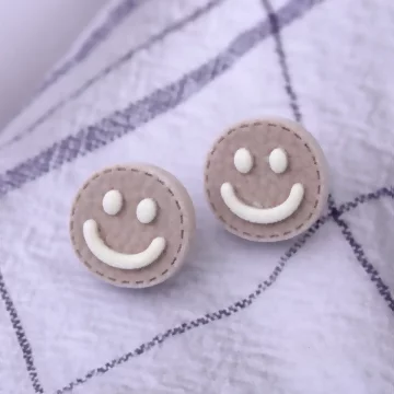 植絨笑臉迎人鈕釦&times;耳環