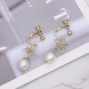鏤空線條花朵珍珠×螺旋耳夾
