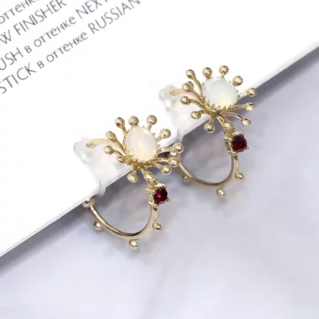 白晶花朵紅寶C字&times;螺旋耳夾