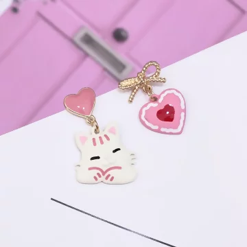 休憩中的貓咪&times;不對稱吊墜耳環