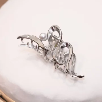 銀色M字珍珠&times;鯊魚夾