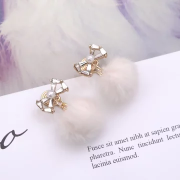 晶鑽蝴蝶結白毛球&times;蚊香盤U型耳夾