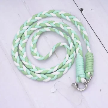 撞色麻花辮&times;手機斜背雙勾掛繩&times;綠白