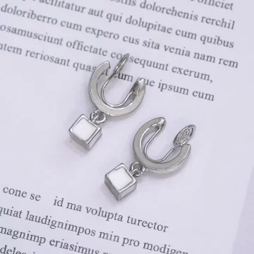 白巧克力方塊&times;蚊香盤U型耳夾