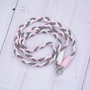 撞色麻花辮&times;手機斜背雙勾掛繩&times;灰粉