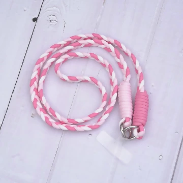 撞色麻花辮&times;手機斜背雙勾掛繩&times;白粉