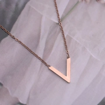 316鋼飾&times;雅緻V字母&times;鎖骨項鍊&times;玫瑰金