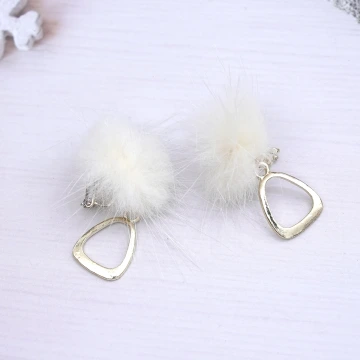 溫柔白毛球金屬&times;三角耳夾