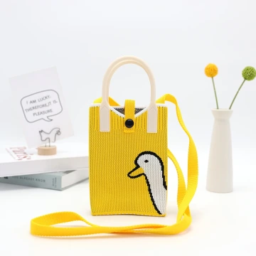 小黃鴨&times;針織&times;斜背包