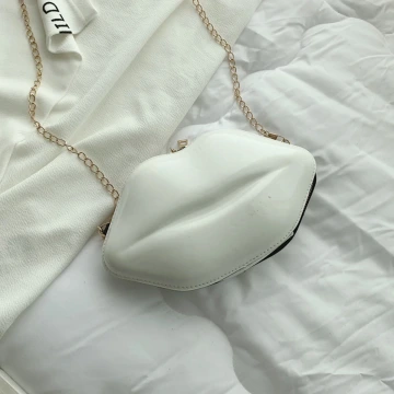 KISS硬殼嘴唇包×斜背包×白色