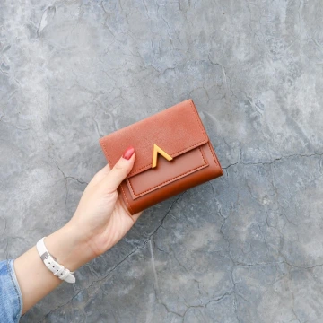 金屬V字磨砂麂皮×三折短皮夾×棕咖