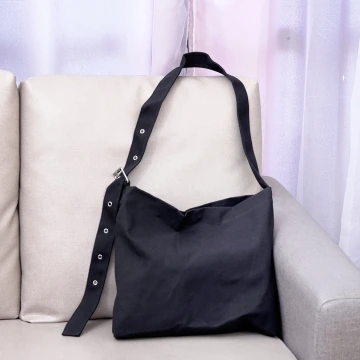 個性素面帆布皮帶扣&times;斜背包&times;黑色