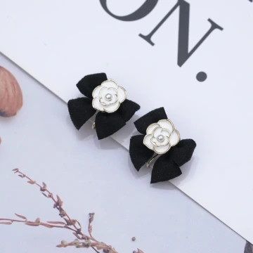 黑色領結山茶花×蚊香盤U型耳夾