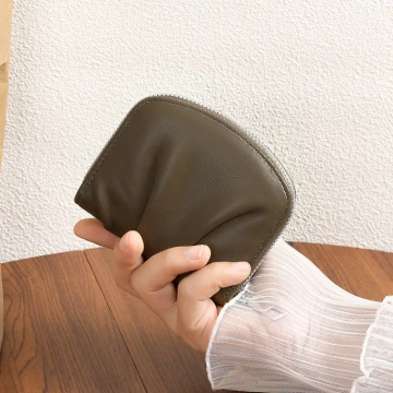 簡約抓皺感&times;拉鍊零錢包&times;墨綠