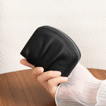 簡約抓皺感&times;拉鍊零錢包&times;黑色