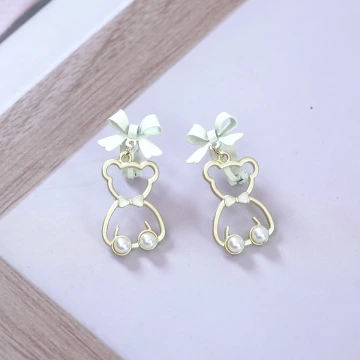 白蝴蝶結小熊輪廓珍珠×三角耳夾