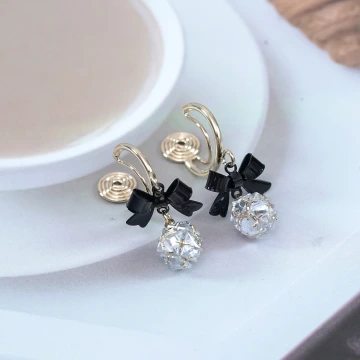 黑領結C字輕奢晶鑽球&times;蚊香盤U型耳夾