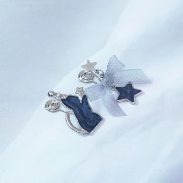 炫藍貓咪蝴蝶結星星×不對稱蚊香盤U型耳夾