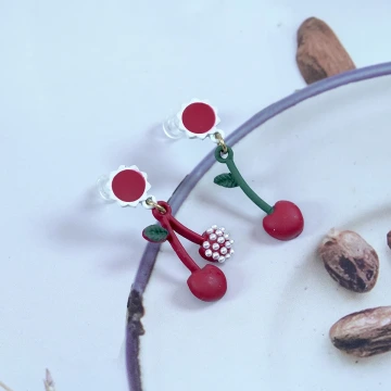 紅櫻桃珍珠&times;不對稱吊墜耳環
