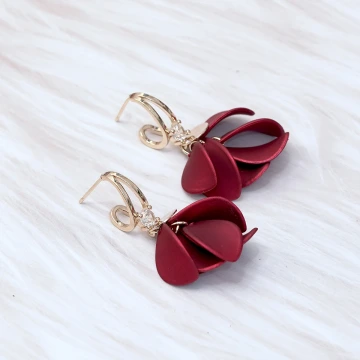 紅色花瓣裙&times;吊墜耳環