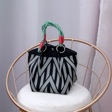 黑底V字&times;針織手提袋