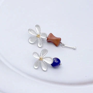 撞色復古小花&times;不對稱後掛式吊墜耳環