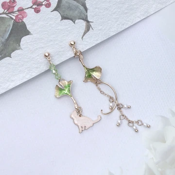 銀杏白貓螺旋流蘇&times;不對稱三角耳夾