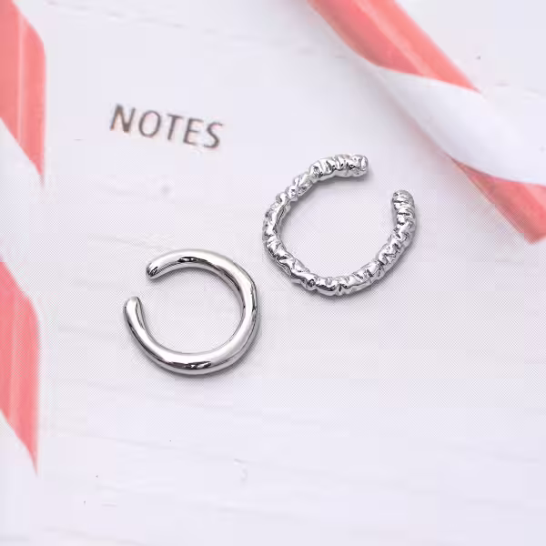 極簡斑斕波紋&times;不對稱U型耳骨夾