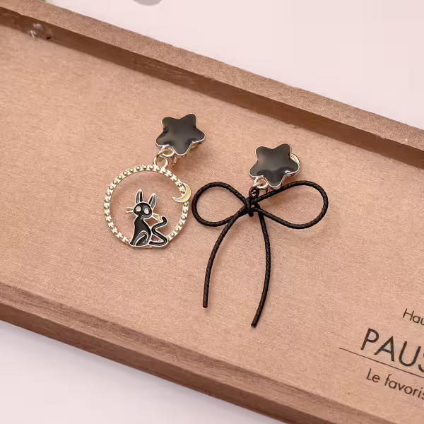 黑貓線條蝴蝶結&times;不對稱蚊香盤U型耳夾