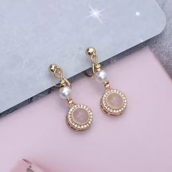 圓粉珍珠&times;蚊香盤U型耳夾