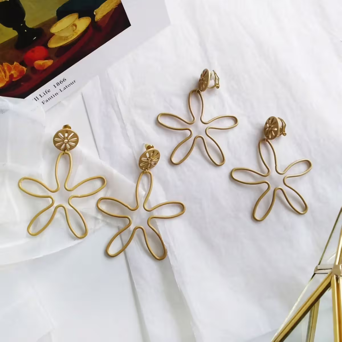 大花卉鏤空金屬×軟墊三角耳夾-第2張