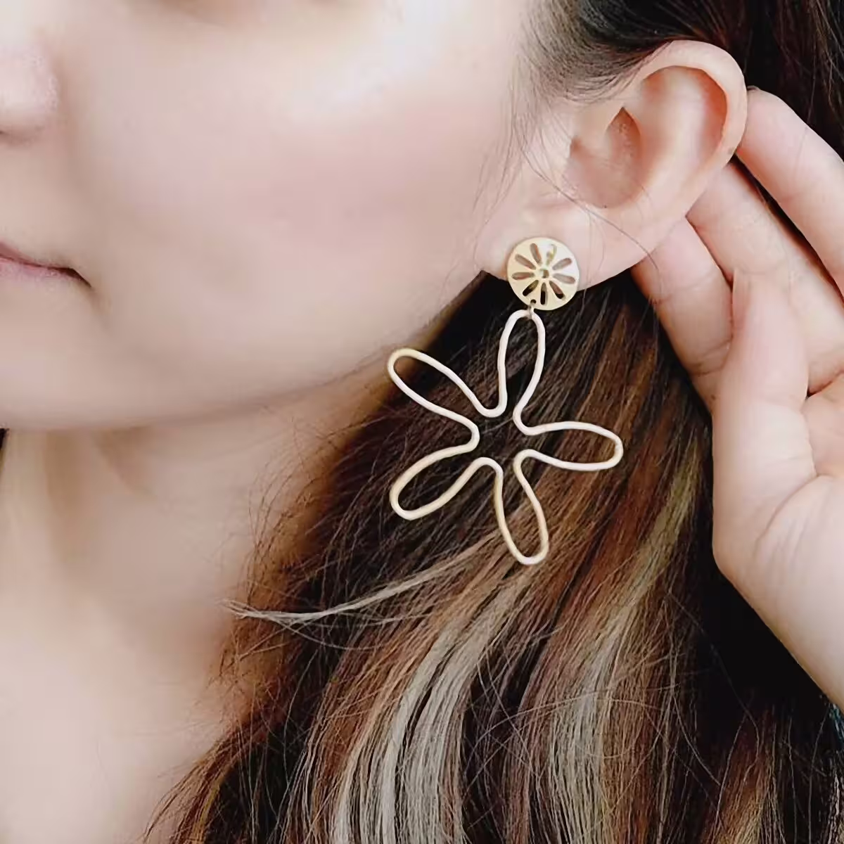 大花卉鏤空金屬×軟墊三角耳夾-第4張