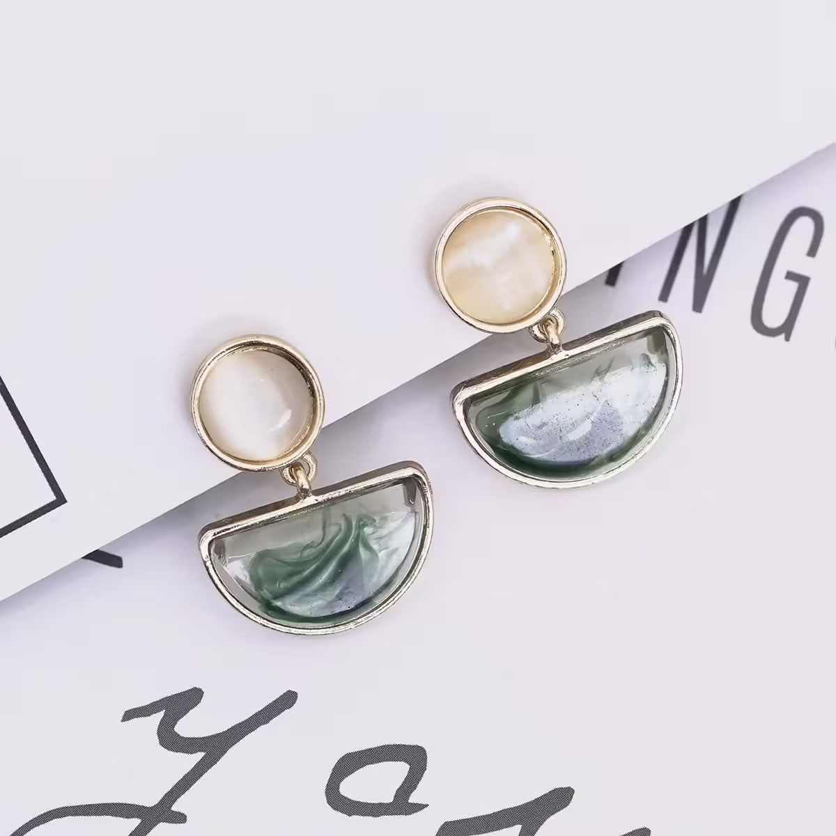 半圓煙綠泫染貓眼石×螺旋耳夾-第1張