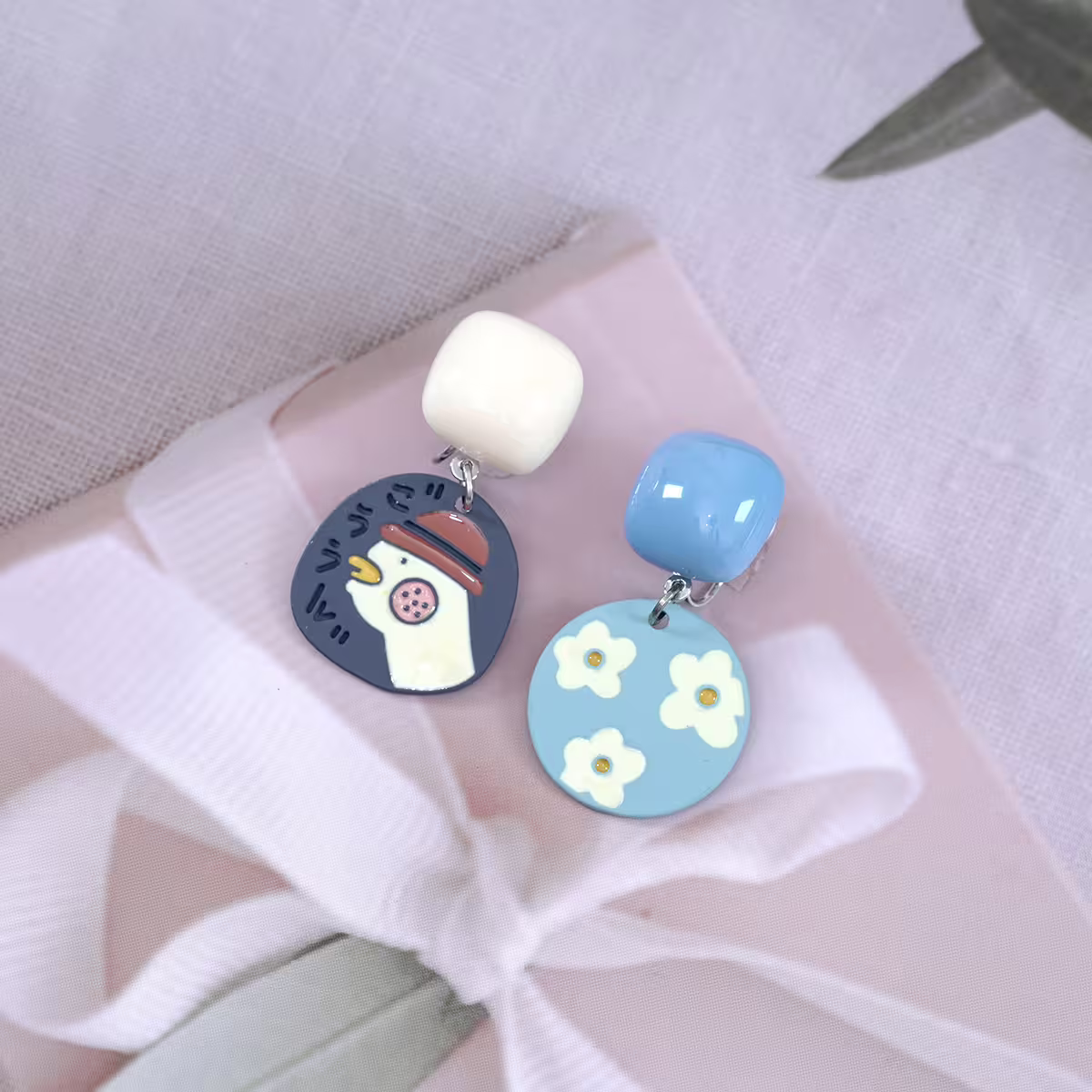 加油鴨藍色小花×不對稱蚊香盤U型耳夾-第1張