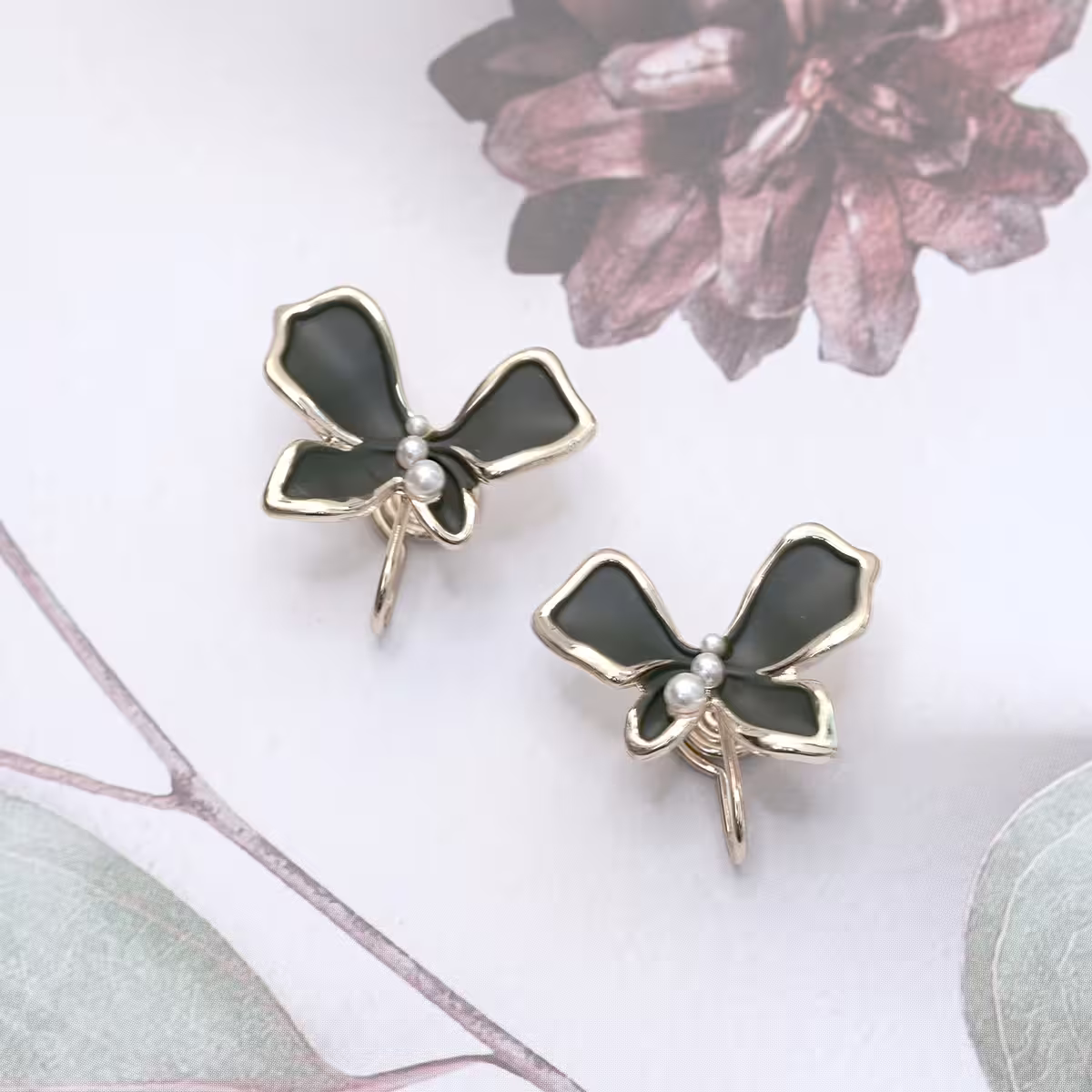 墨色蝴蝶花&times;蚊香盤U型耳夾-第1張