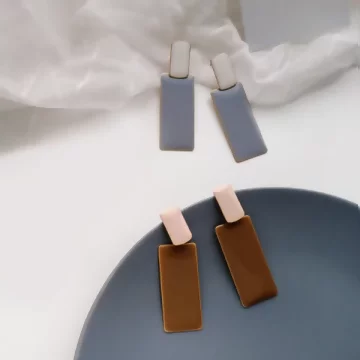 雙拼長方型幾何片×吊墜耳環×駝棕.avif