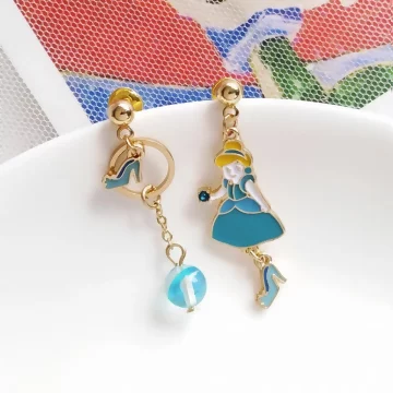 童話灰姑娘與玻璃鞋×不對稱吊墜耳環.avif