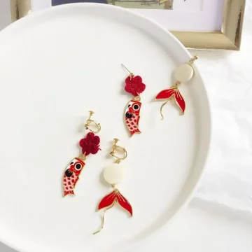 毛線小花紅鯉魚×不對稱吊墜耳環.avif