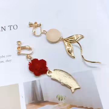 毛線小花紅鯉魚×不對稱螺旋耳夾
