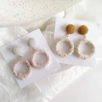 絨布毛線圓環×螺旋耳夾×共二色.avif