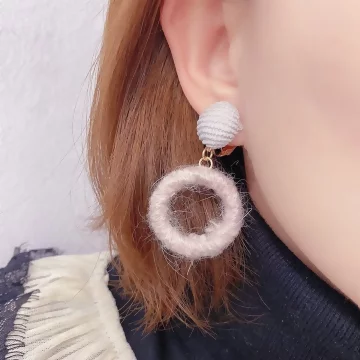 絨布毛線圓環×螺旋耳夾×共二色.avif