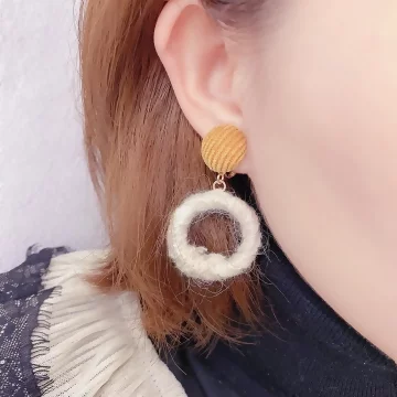 絨布毛線圓環×螺旋耳夾×共二色.avif