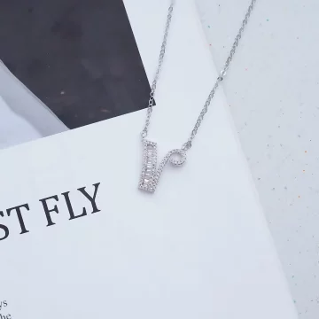 英文字母閃鑽×項鍊×V.avif