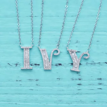 英文字母閃鑽×項鍊×V.avif