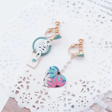 紙牌愛心花朵彩繪×不對稱螺旋耳夾.avif